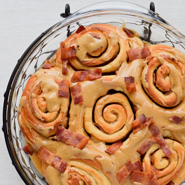 ¡Los rollos de canela con tocino y canela llevan el combo dulce y salado a nuevas alturas! Los rollos de canela clásicos se rellenan con tocino y se rematan con un glaseado de arce ... ¡y más tocino!
