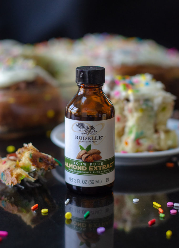 Rollos de canela Funfetti: rollos de levadura simples rellenos con canela dulce y pegajosa y salpicados con chispas. ¡Difunde con un glaseado de queso crema fácil para un desayuno o un placer indulgente!