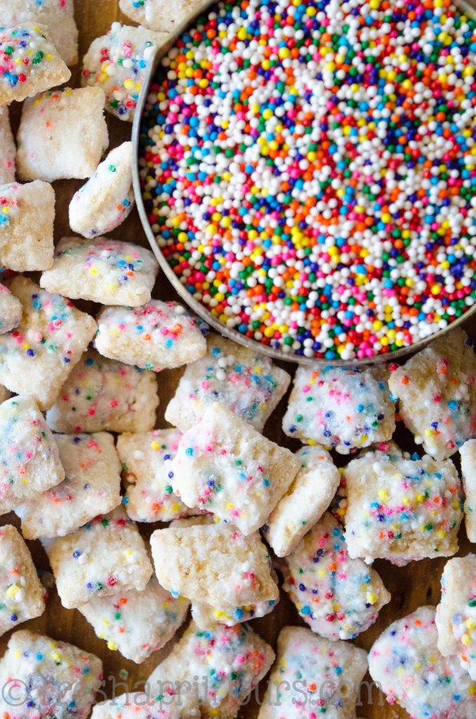 Cake Batter Puppy Chow: ¡una versión crujiente de la batería de pasteles en el clásico Puppy Chow!