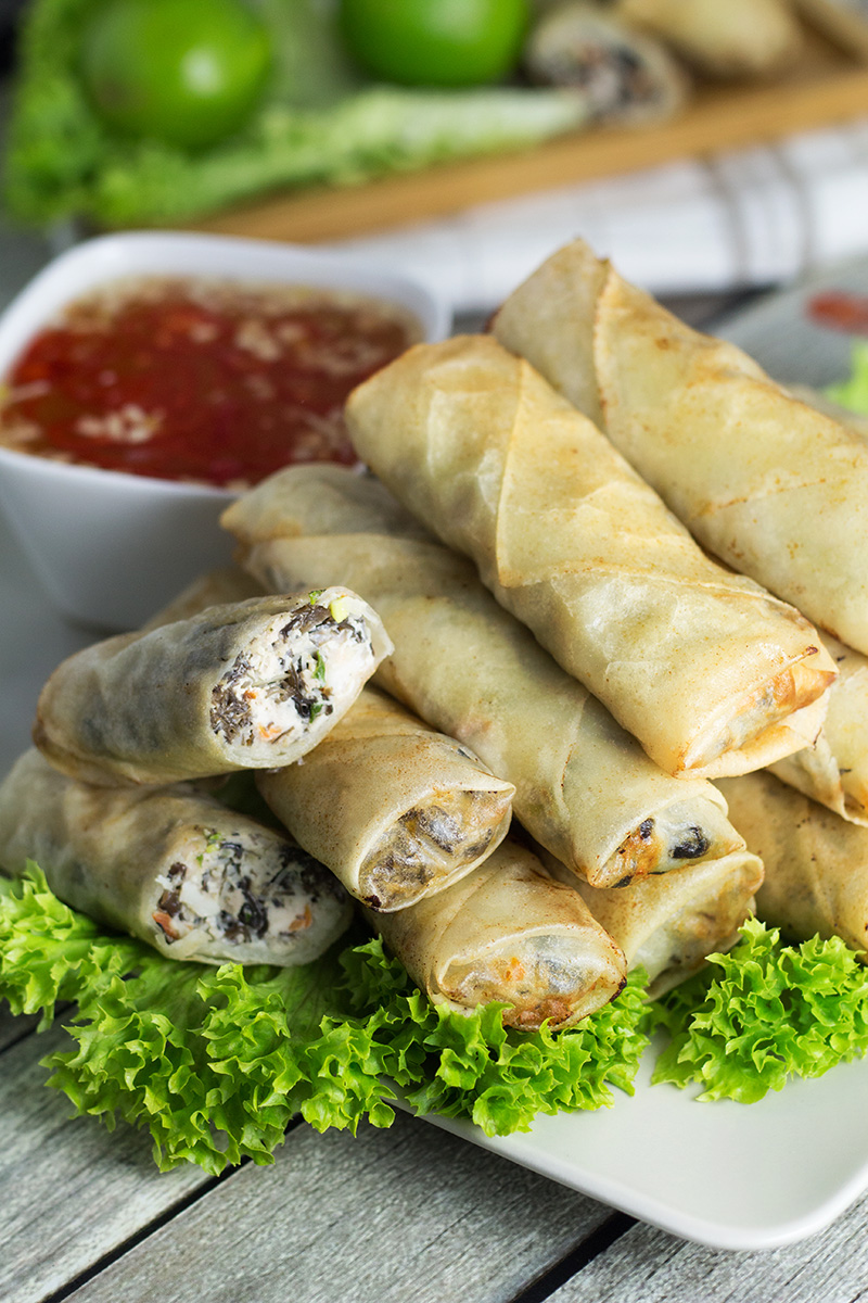 ¡Estos rollos de huevo vietnamitas, llamados Cha Gio, junto con la salsa de inmersión Nuoc Cham hacen un aperitivo perfecto para la fiesta! | cocinartheglobe.com