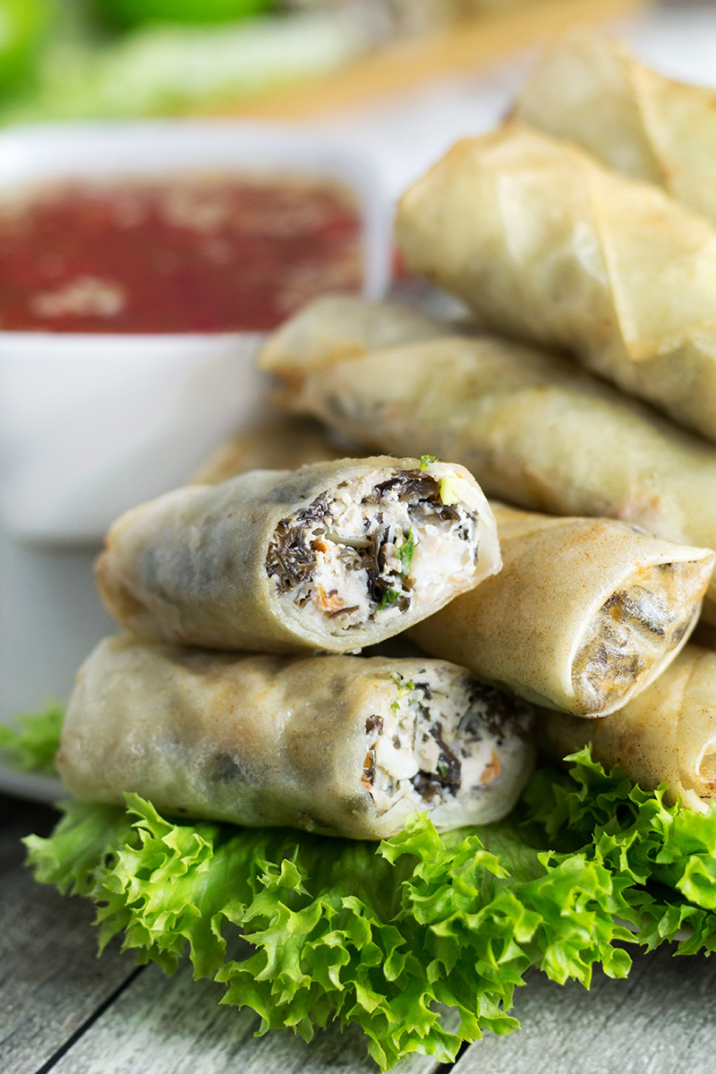 ¡Estos rollos de huevo vietnamitas, llamados Cha Gio, junto con la salsa de inmersión Nuoc Cham hacen un aperitivo perfecto para la fiesta! | cocinartheglobe.com