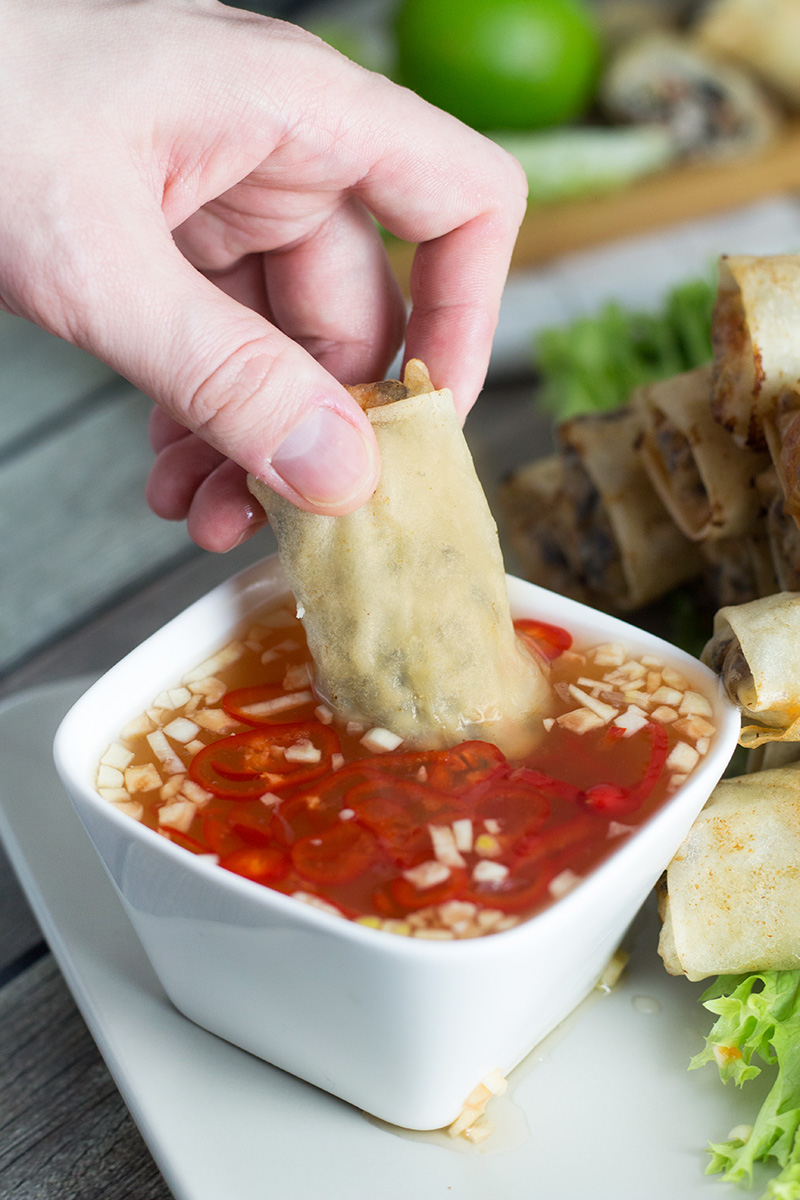 ¡Estos rollos de huevo vietnamitas, llamados Cha Gio, junto con la salsa de inmersión Nuoc Cham hacen un aperitivo perfecto para la fiesta! | cocinartheglobe.com
