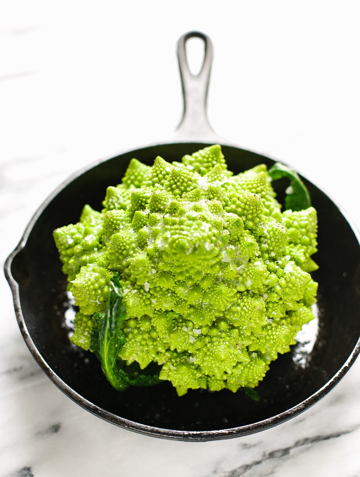 Romanesco Asado Con Salsa De Yogur Za'atar | acalculatedwhisk.com