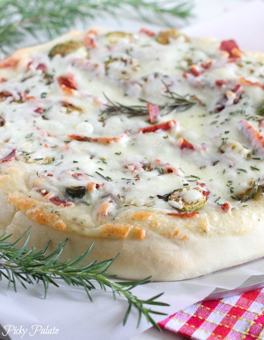 Romero parmesano, coles de Bruselas y pizza de tocino
