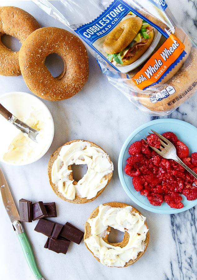 Frambuesa Cheesecake Breakfast Bagels @dessertfortwo