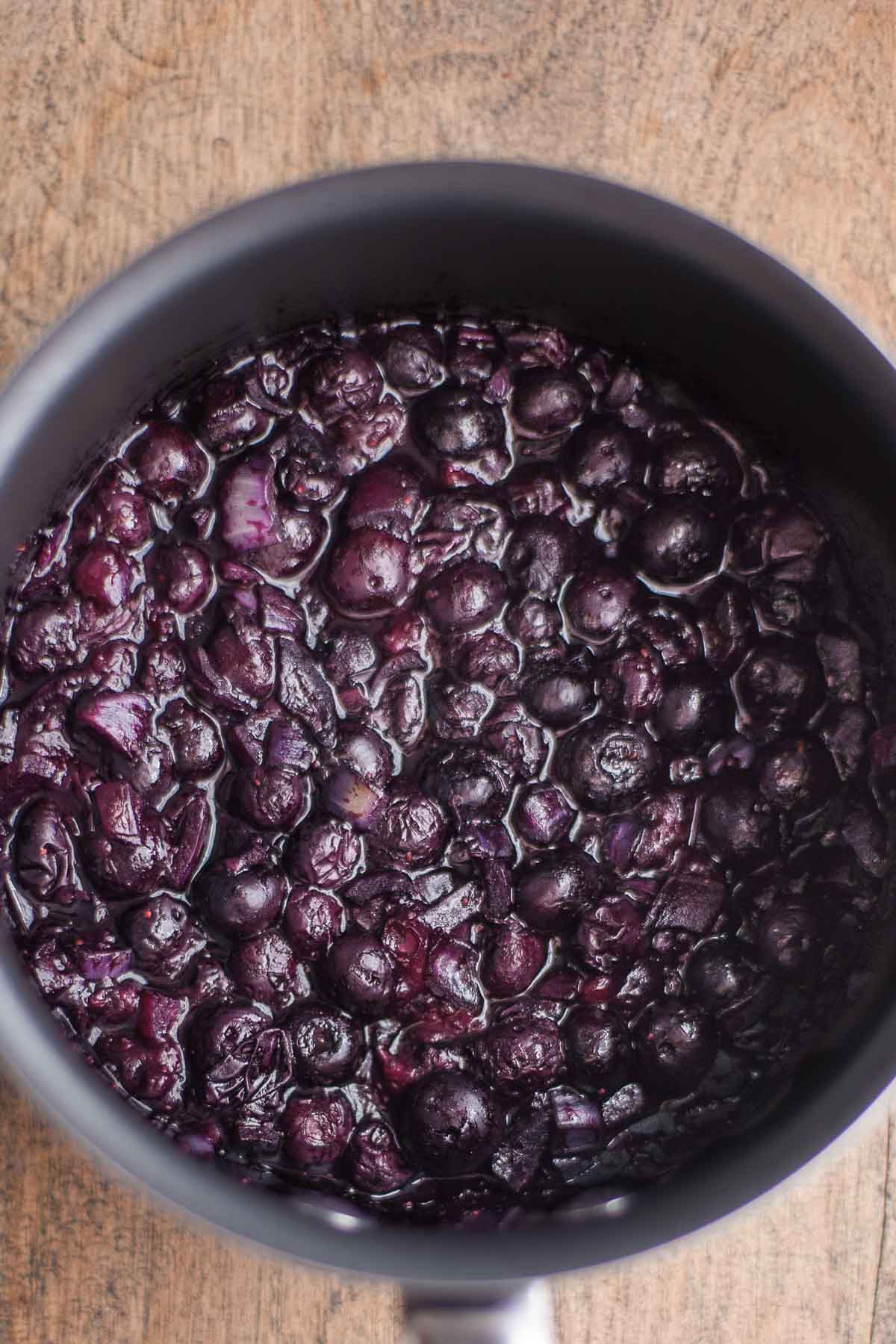Arándanos listos para convertirse en salsa para un cordero.