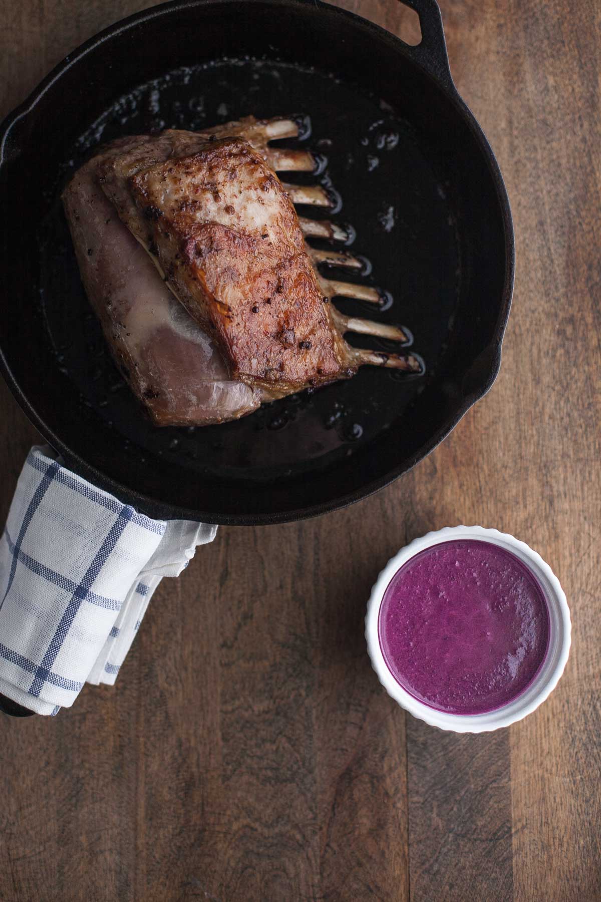 Rostizado De Cordero Asado Con Salsa De Arándanos