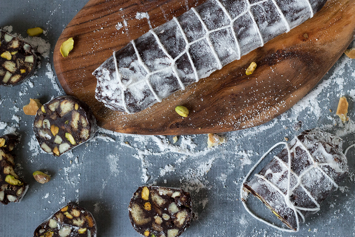 ¡Este postre de chocolate llamado Chocolate Salami viene directamente de Italia y está lleno de sabores de chocolate, pistachos, almendras y ron! | cocinartheglobe.com