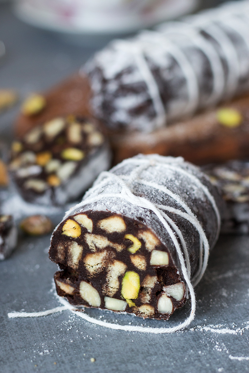¡Este postre de chocolate llamado Chocolate Salami viene directamente de Italia y está lleno de sabores de chocolate, pistachos, almendras y ron! | cocinartheglobe.com