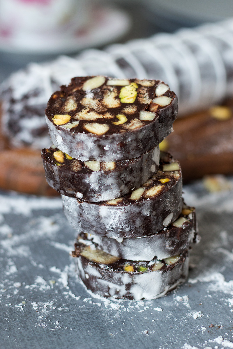 ¡Este postre de chocolate llamado Chocolate Salami viene directamente de Italia y está lleno de sabores de chocolate, pistachos, almendras y ron! | cocinartheglobe.com