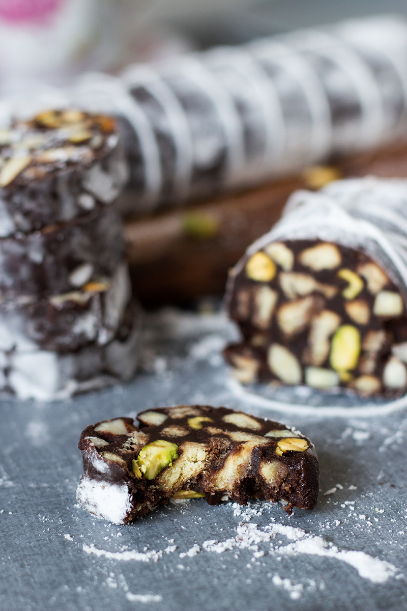 ¡Este postre de chocolate llamado Chocolate Salami viene directamente de Italia y está lleno de sabores de chocolate, pistachos, almendras y ron! | cocinartheglobe.com