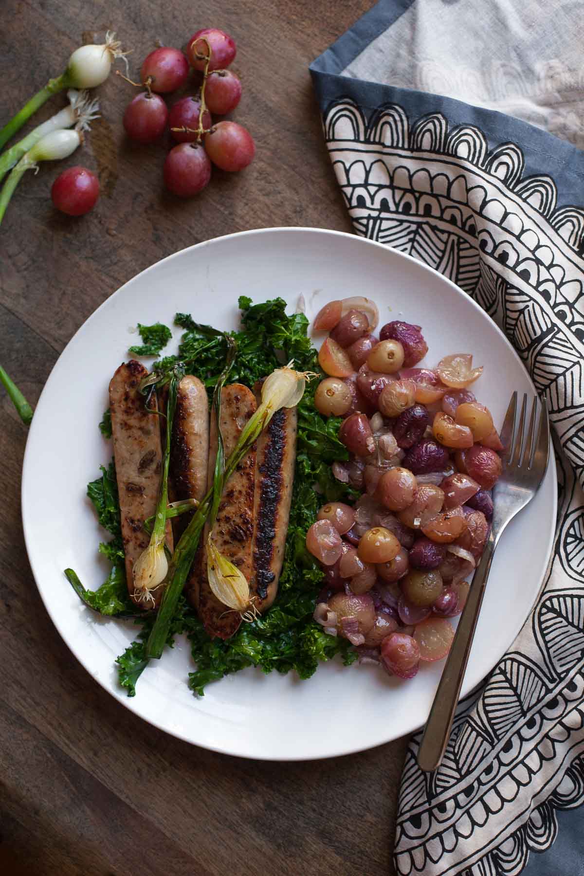 Pollo Salchicha De Manzana Con Col Rizada Y Uvas Asadas | acalculatedwhisk.com