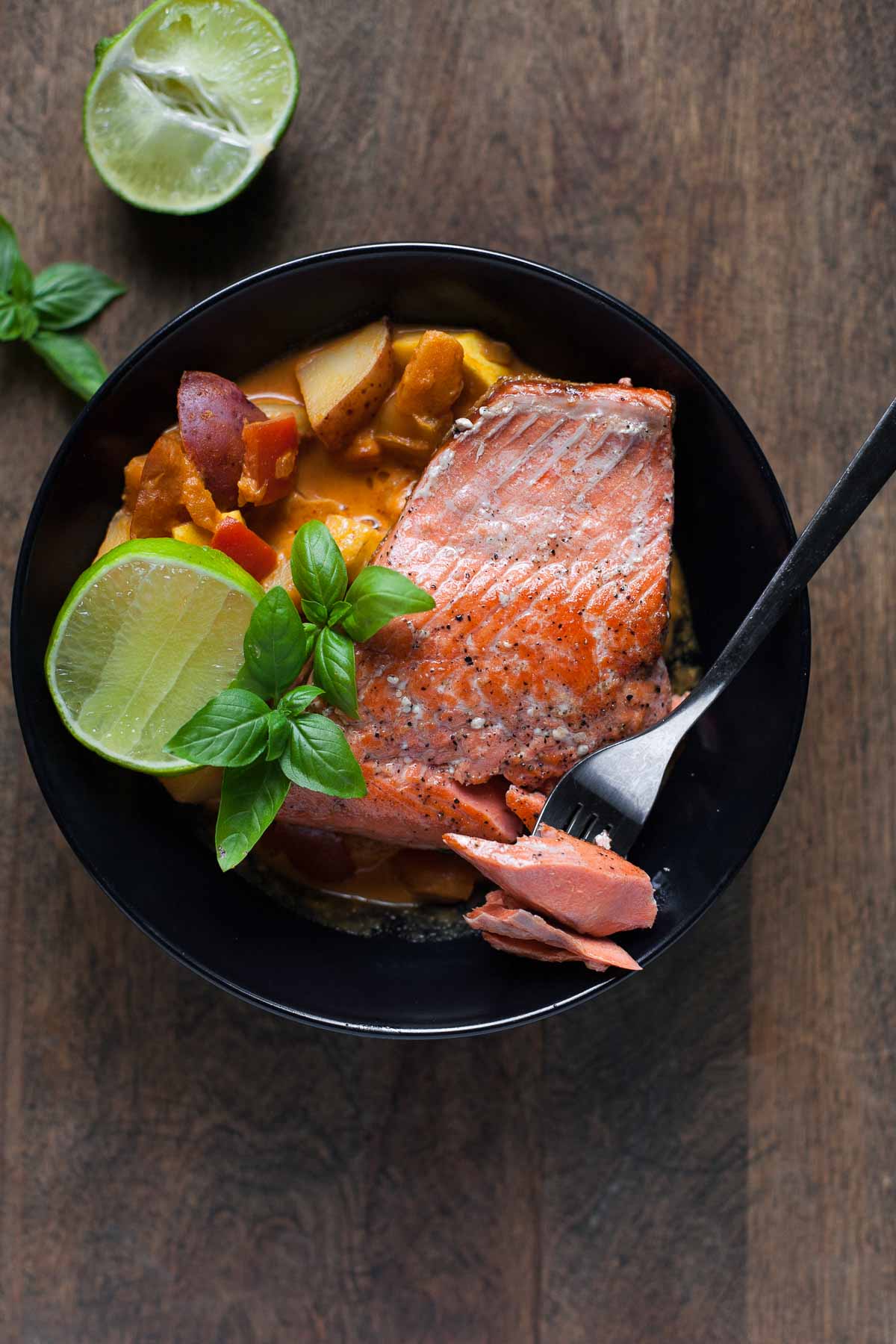 Salmón Picado Con Verduras De Curry Rojo