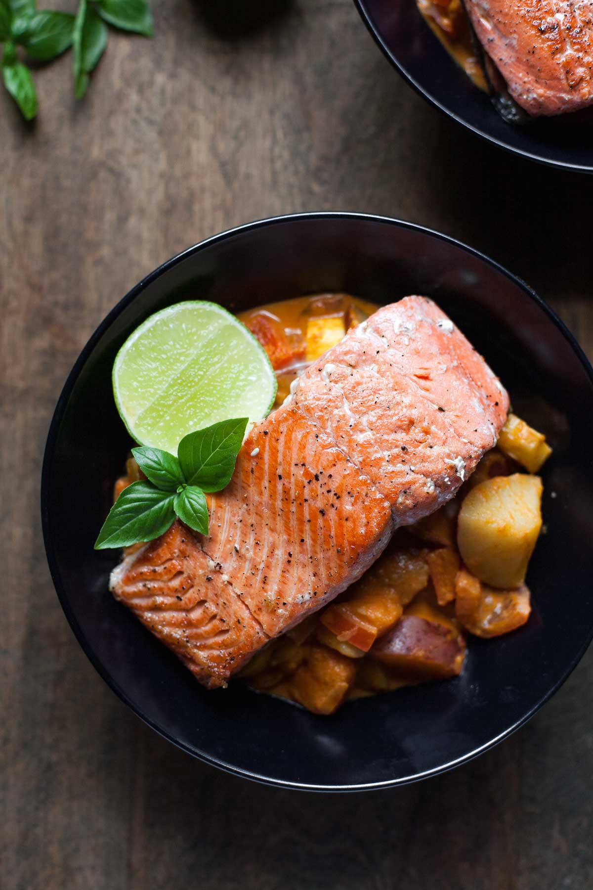 Salmón Picado Con Verduras De Curry Rojo