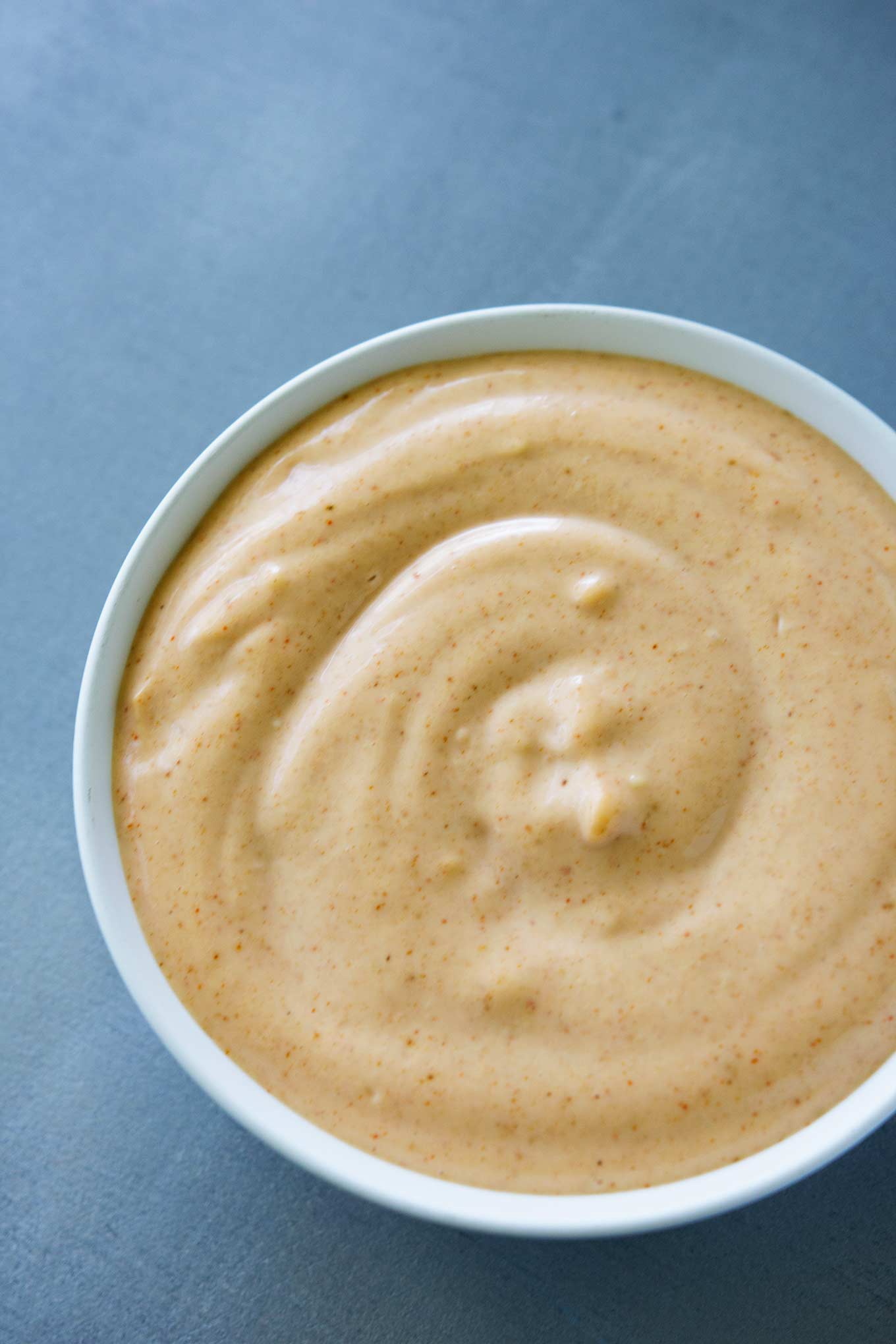 La salsa blanca japonesa hecha en casa se conoce como salsa yum yum. Encontrado en restaurantes japoneses, es excelente para pollo, carne, verduras y mariscos. #yumyumsauce #japanesewhitesauce #sauce