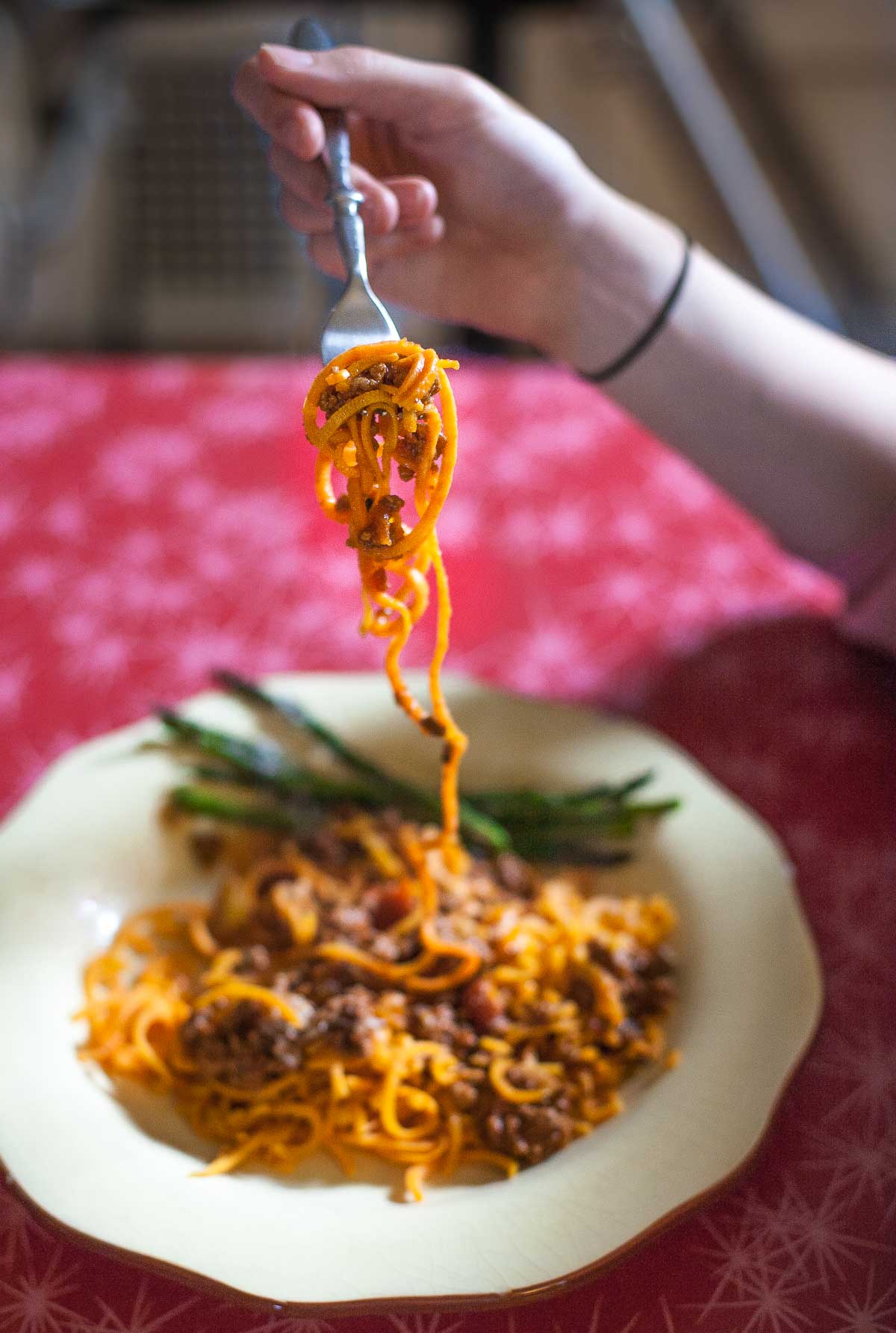 Salsa Boloñesa De Cocción Lenta Con Espaguetis De Patata Dulce (Sin Gluten, Paleo, Entero30) | acalculatedwhisk.com