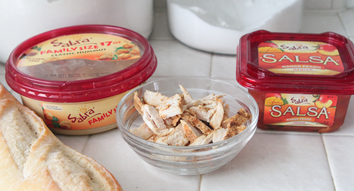 Salsa De Pollo Asado Y Hummus Bruschetta-1