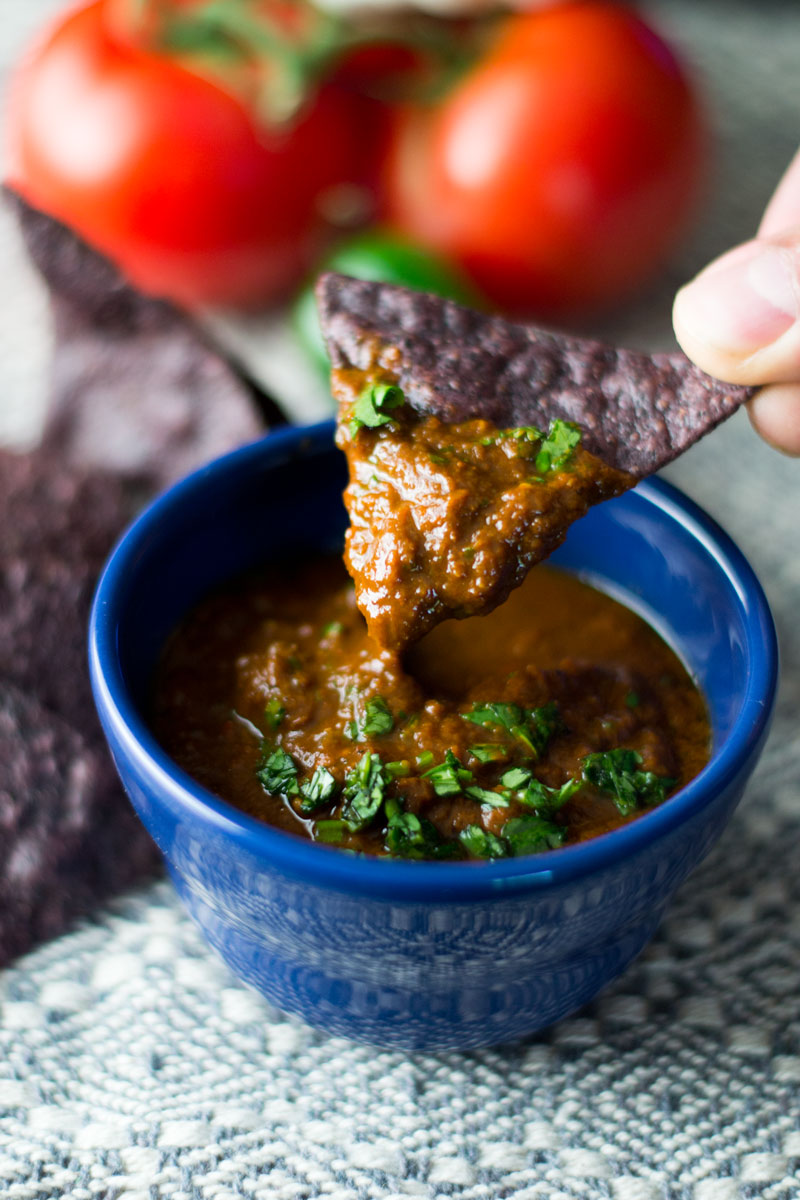 Salsa y patatas fritas auténticas de la salsa mexicana