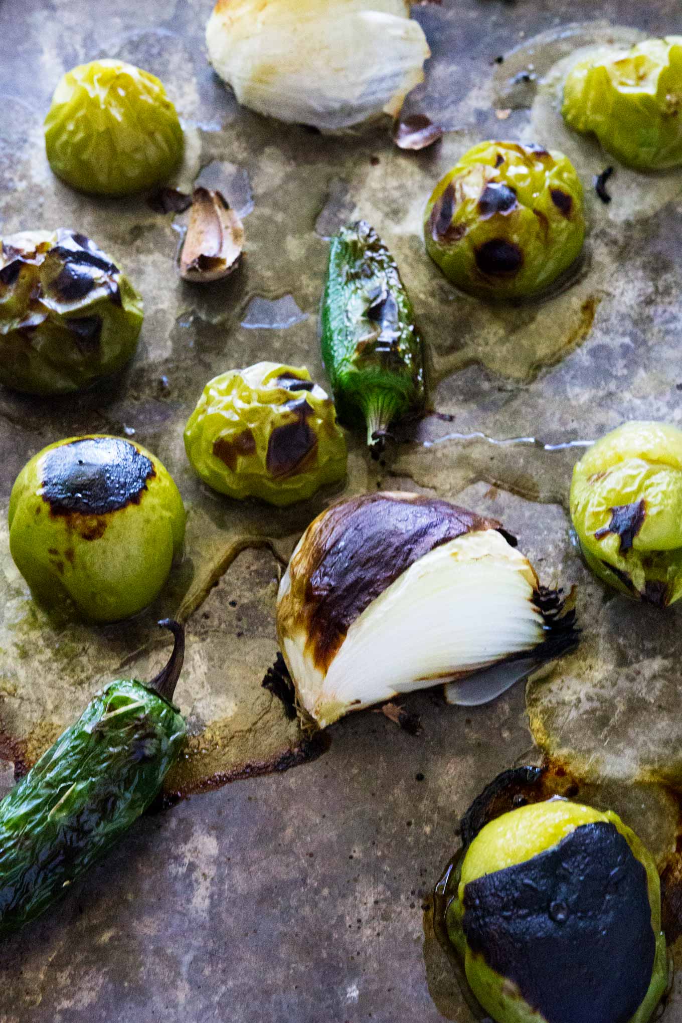 Esta salsa verde asada es tan fácil de lanzar junto con un procesador de alimentos o una licuadora. ¡Hay ingredientes mínimos en esta receta mexicana auténtica fácil, pero deliciosa y clásica!