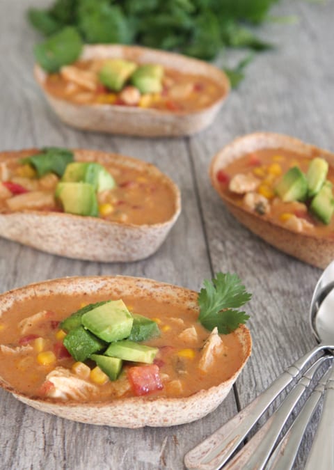 Botes de sopa de pollo con enchilada