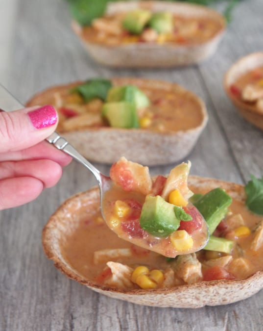 Botes de sopa de pollo con enchilada