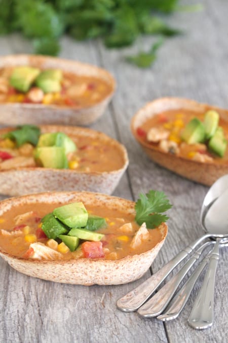 Botes de sopa de pollo con enchilada
