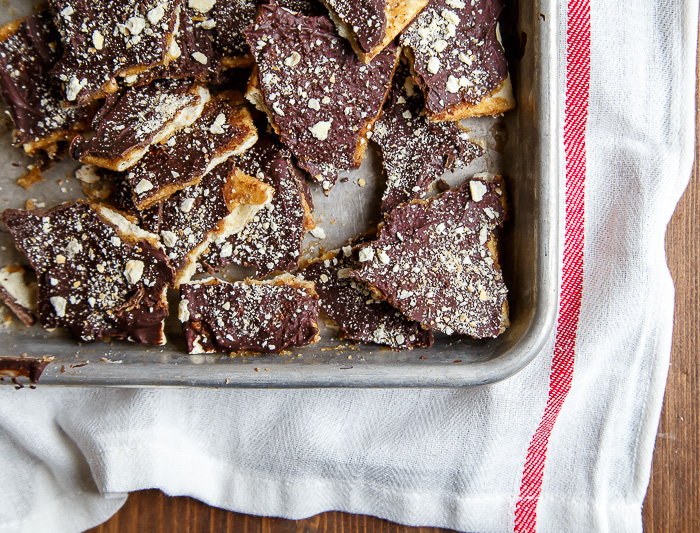  El caramelo de Navidad más fácil de hacer: toffee dulce y salado de 4 ingredientes @dessertfortwo 