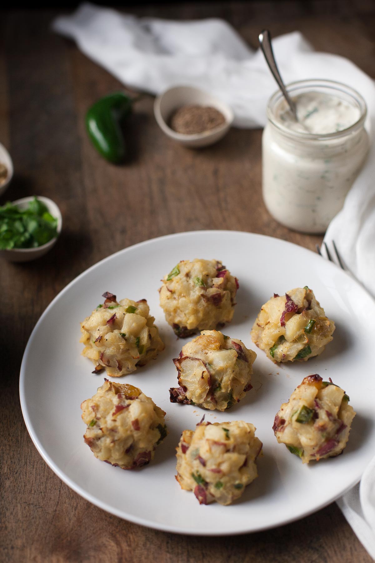 Samosa muerde con Paleo Raita | acalculatedwhisk.com