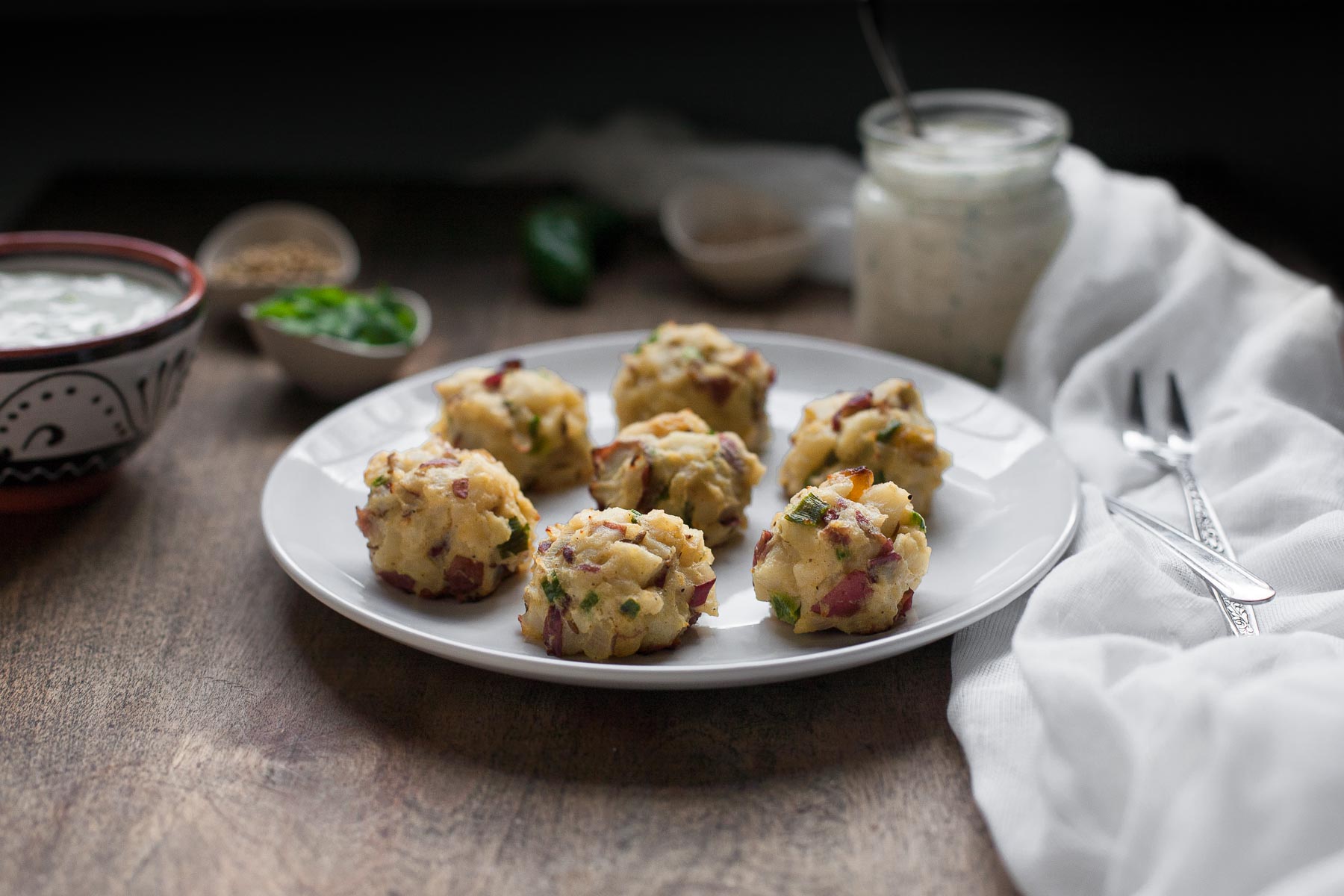 Samosa muerde con Paleo Raita | acalculatedwhisk.com
