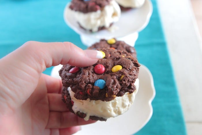Sándwiches de galletas de helado de chocolate M y M