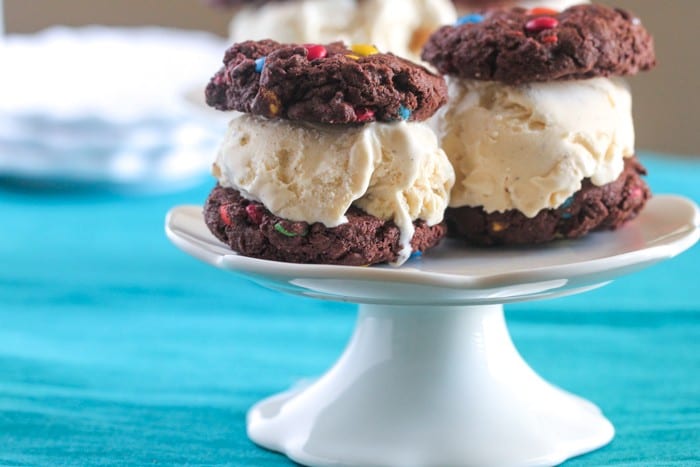 Sándwiches de galletas de helado de chocolate M y M