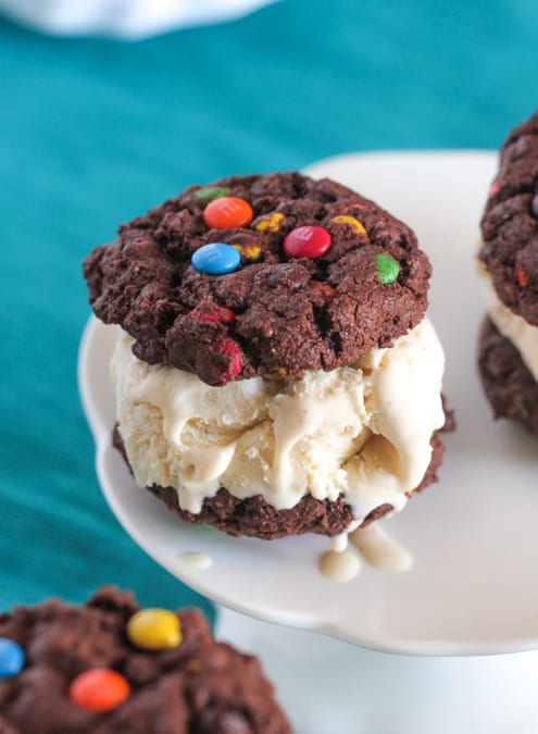 Sándwiches de galletas de helado de chocolate M y M