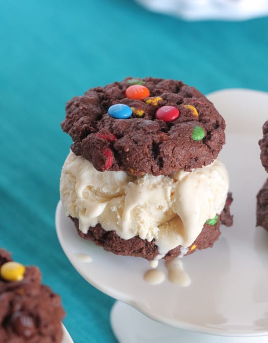 Sándwiches de galletas de helado de chocolate M y M