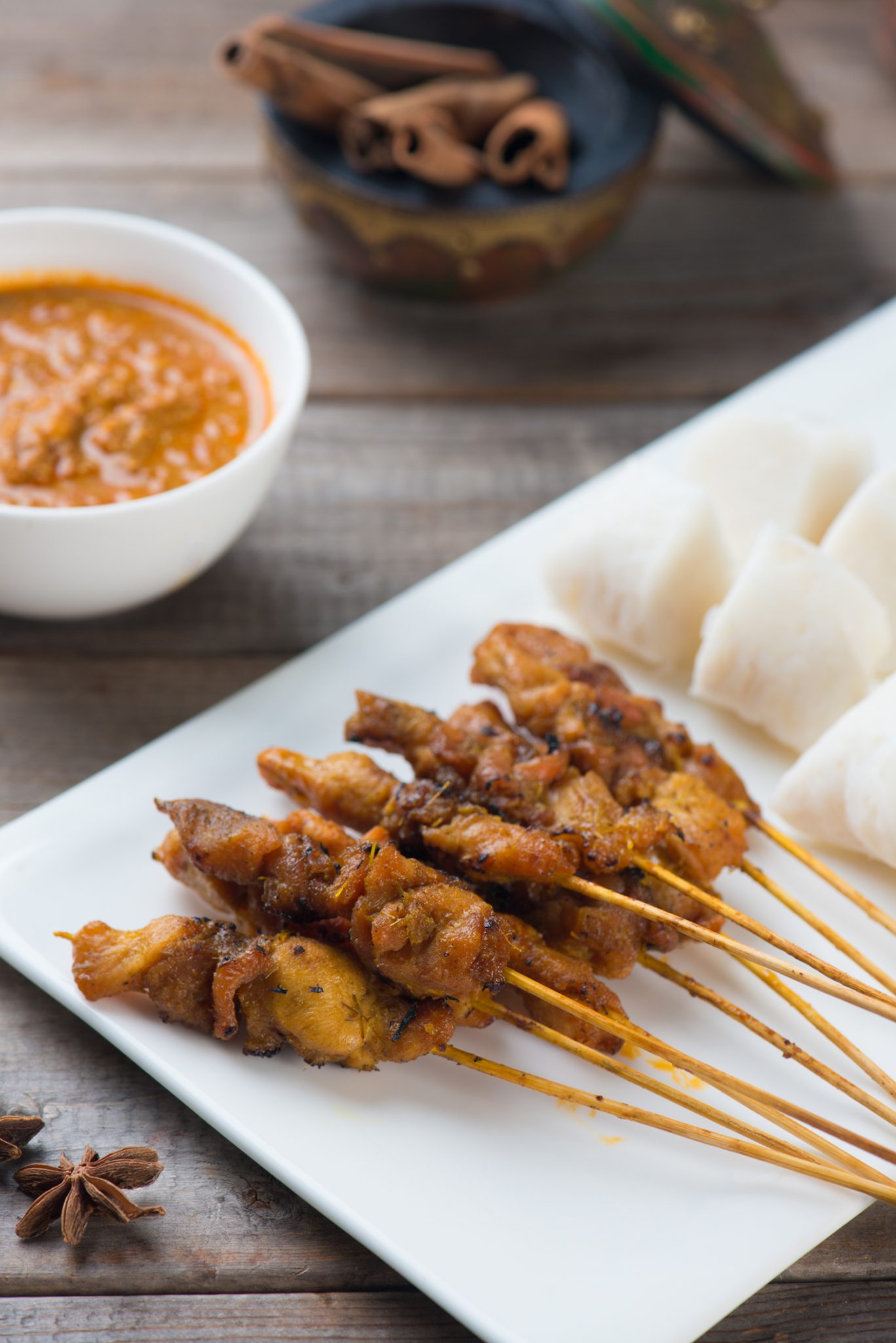 Satay de pollo simple con salsa de maní de Malasia | 31Daily.com
