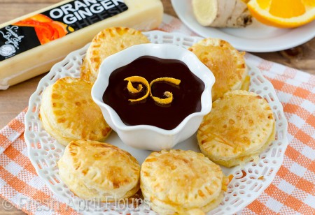 Mordeduras de mermelada de naranja con queso y hojaldre de jengibre: un relleno de mermelada de naranja se combina con el queso cremoso de naranja y jengibre dentro de una cáscara de hojaldre. ¡Selle el trato con una salsa de dulce de azúcar infundida con naranja y jengibre para mojar o rociar sus pasteles con!