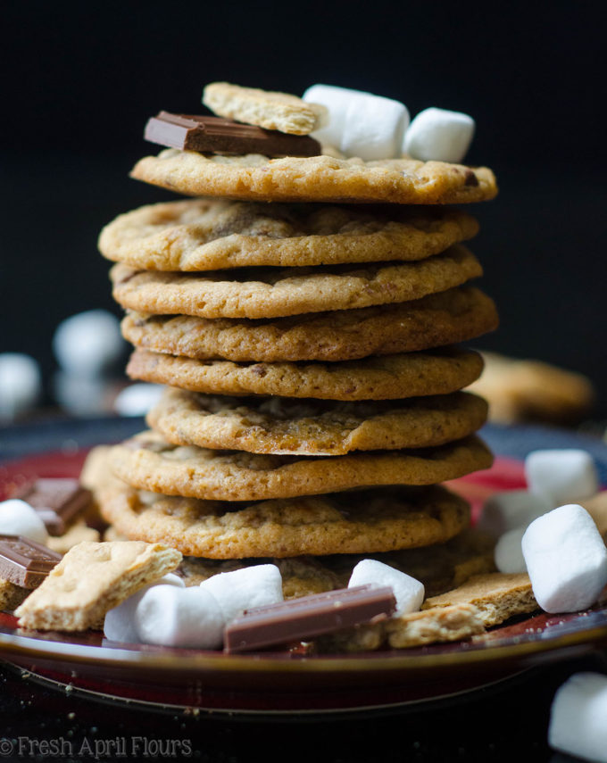 Galletas S'mores: Clásicas galletas con chispas de chocolate con leche esparcidas con malvaviscos pegajosos y migas de galleta de Graham crujientes.