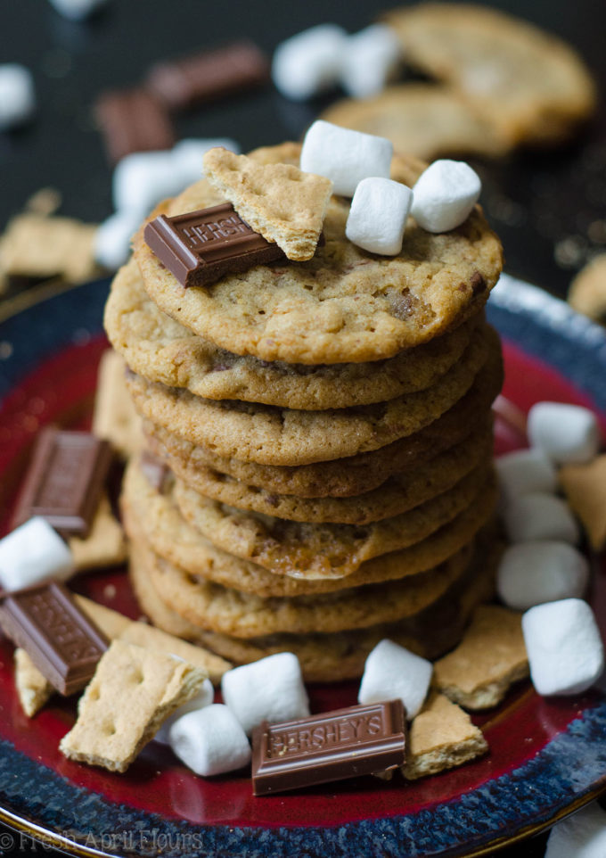 Galletas S'mores: Clásicas galletas con chispas de chocolate con leche esparcidas con malvaviscos pegajosos y migas de galleta de Graham crujientes.
