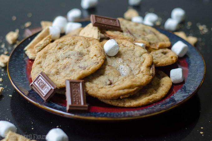 Galletas S'mores: Clásicas galletas con chispas de chocolate con leche esparcidas con malvaviscos pegajosos y migas de galleta de Graham crujientes.