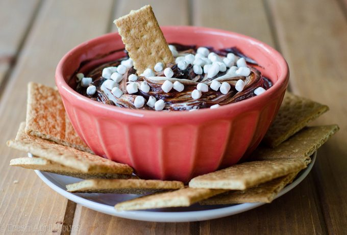 S'mores Dip: Un dip fácil sin gluten hecho con crema de mantequilla de malvavisco remolinada con ganache de chocolate. ¡Sirva con galletas Graham o su cucharón crujiente favorito y disfrute del verano todo el año!