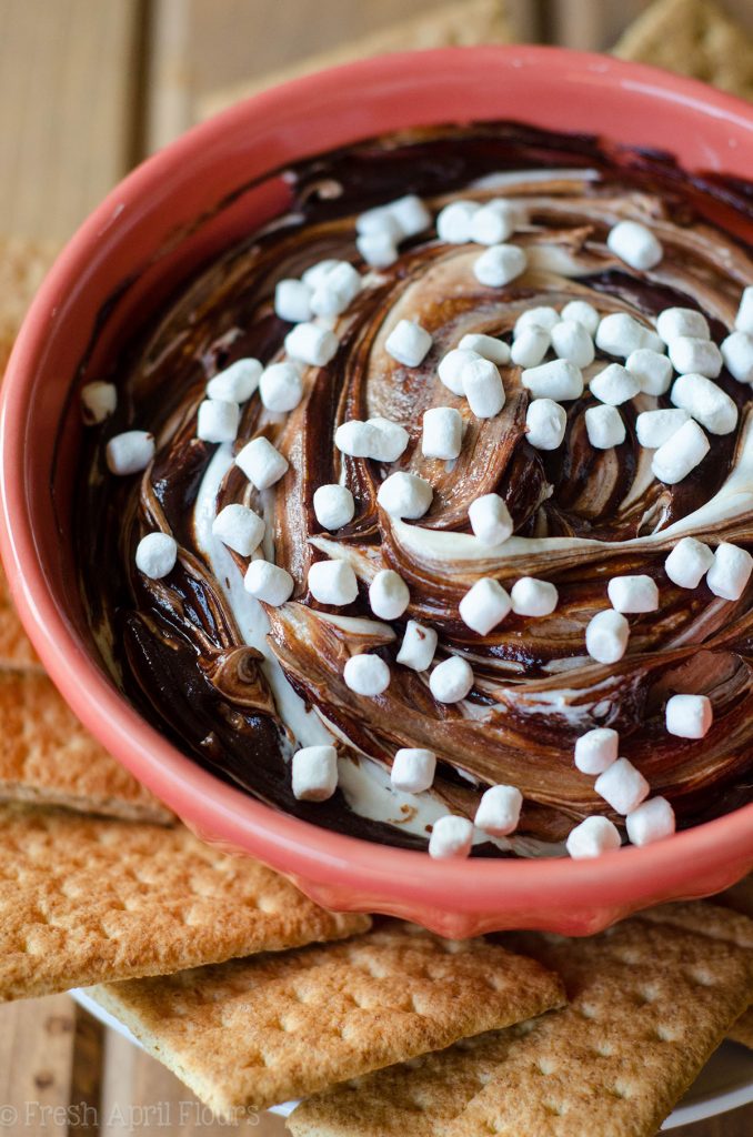 S'mores Dip: Un dip fácil sin gluten hecho con crema de mantequilla de malvavisco remolinada con ganache de chocolate. ¡Sirva con galletas Graham o su cucharón crujiente favorito y disfrute del verano todo el año!
