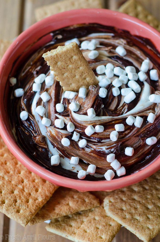 S'mores Dip: Un dip fácil sin gluten hecho con crema de mantequilla de malvavisco remolinada con ganache de chocolate. ¡Sirva con galletas Graham o su cucharón crujiente favorito y disfrute del verano todo el año!