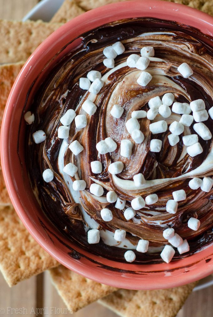 S'mores Dip: Un dip fácil sin gluten hecho con crema de mantequilla de malvavisco remolinada con ganache de chocolate. ¡Sirva con galletas Graham o su cucharón crujiente favorito y disfrute del verano todo el año!