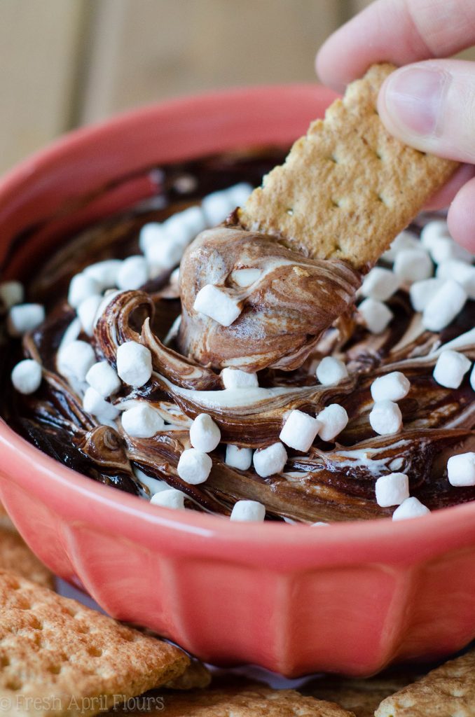 S'mores Dip: Un dip fácil sin gluten hecho con crema de mantequilla de malvavisco remolinada con ganache de chocolate. ¡Sirva con galletas Graham o su cucharón crujiente favorito y disfrute del verano todo el año!