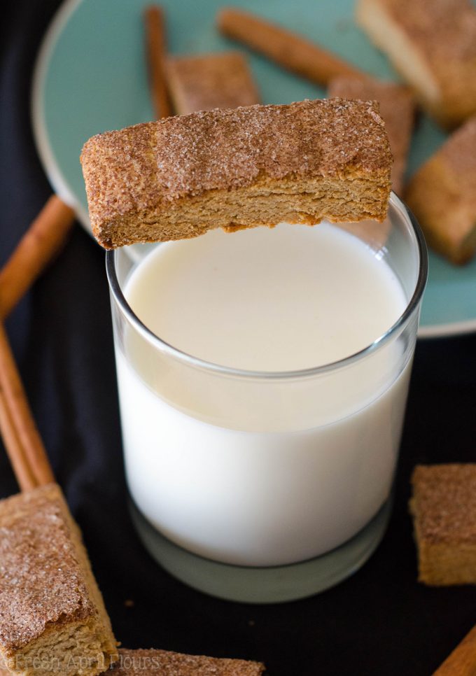 Snickerdoodle Biscotti: bizcochos con especias de canela cubiertos con una capa de azúcar de canela crujiente. ¡Sólo está pidiendo que se sumerja en el café!