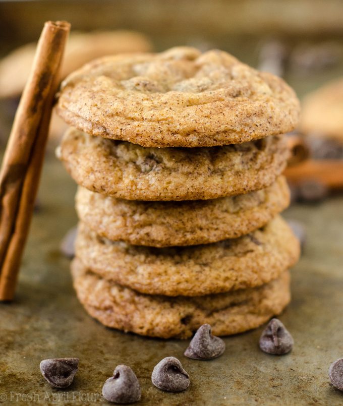 Snickerdoodle Chocolate Chip Pudding Cookies: Galletas de pudín suaves y masticables rellenas de chips de chocolate con un generoso recubrimiento de canela y azúcar.