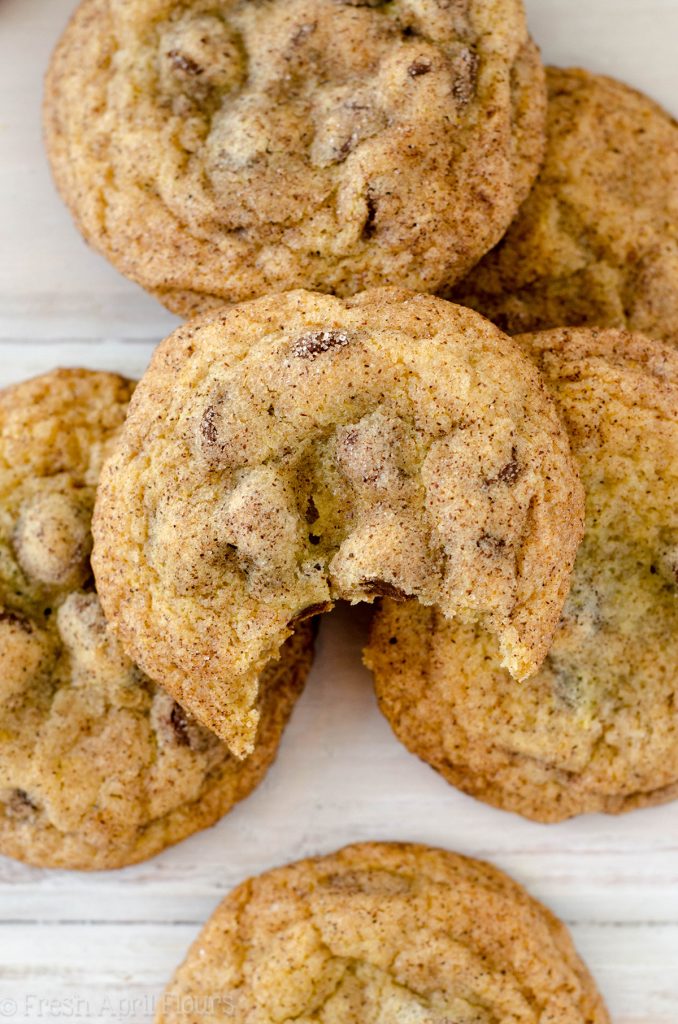 Snickerdoodle Chocolate Chip Pudding Cookies: Galletas de pudín suaves y masticables rellenas de chips de chocolate con un generoso recubrimiento de canela y azúcar.