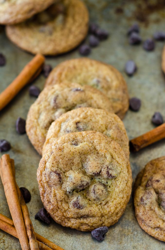 Snickerdoodle Chocolate Chip Pudding Cookies: Galletas de pudín suaves y masticables rellenas de chips de chocolate con un generoso recubrimiento de canela y azúcar.