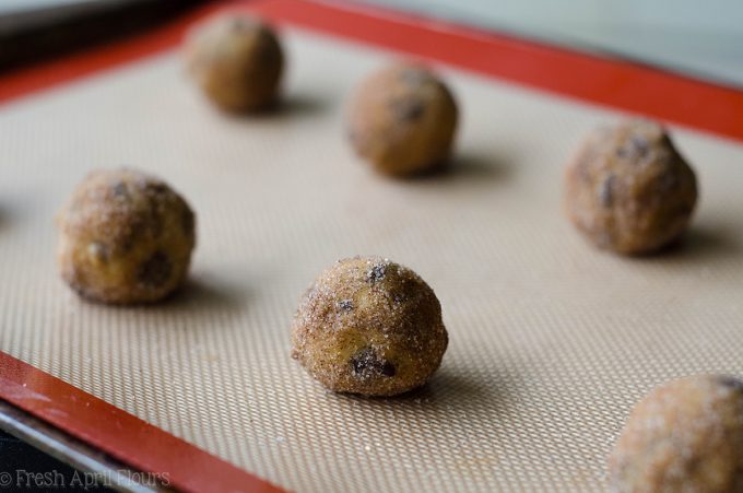 Snickerdoodle Chocolate Chip Pudding Cookies: Galletas de pudín suaves y masticables rellenas de chips de chocolate con un generoso recubrimiento de canela y azúcar.