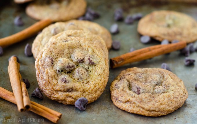 Snickerdoodle Chocolate Chip Pudding Cookies: Galletas de pudín suaves y masticables rellenas de chips de chocolate con un generoso recubrimiento de canela y azúcar.