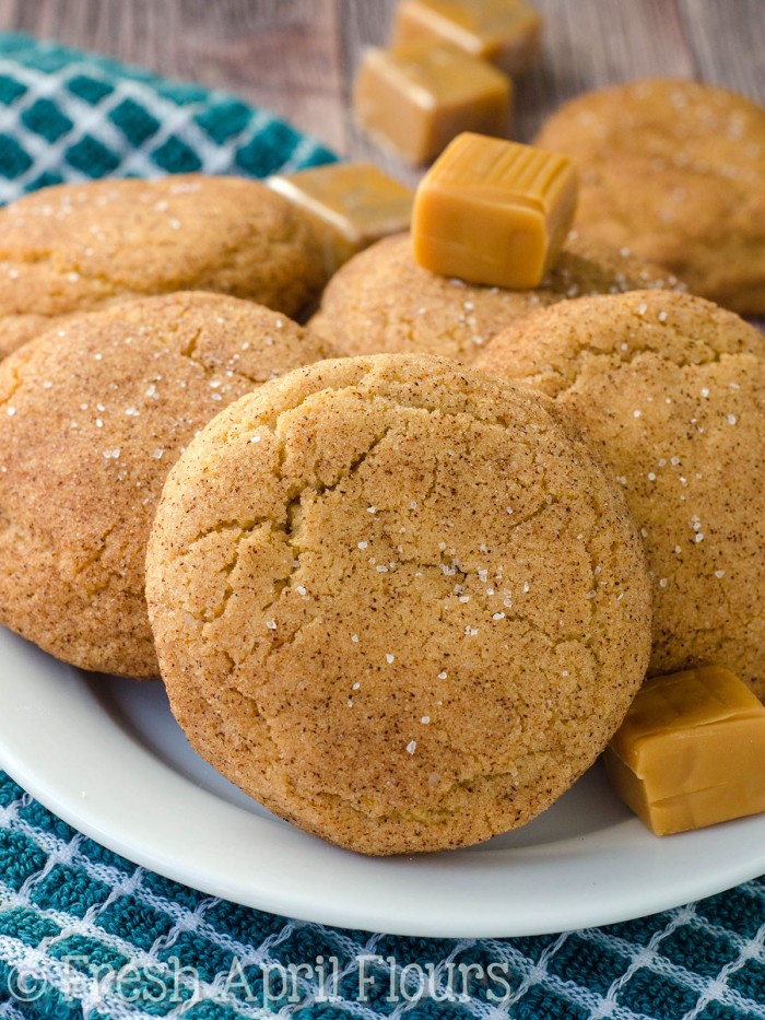 Snickerdoodles rellenos de caramelo salado: galletas clásicas de snickerdoodle rellenas de caramelo que se han espolvoreado con sal marina. ¡Una actualización increíble para los amantes del dulce y salado del mundo de las galletas!